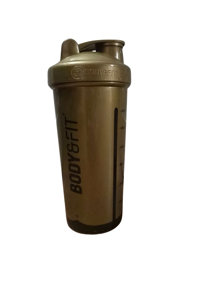 Goldfarbener Shaker mit schwarzem Schriftzug BODY&FIT. Messskala auf der Seite. Deckel mit Trinköffnung.