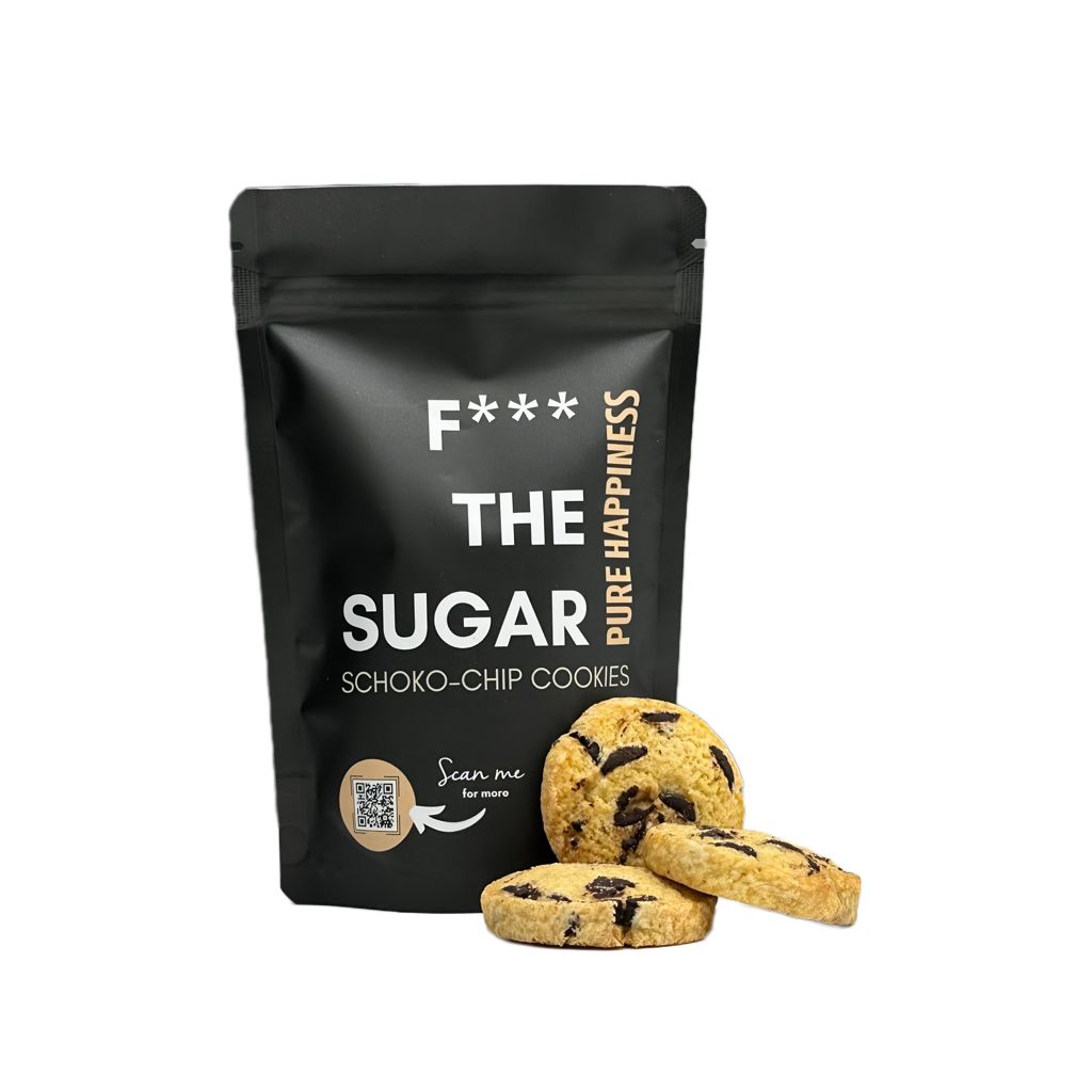 Schwarzer Beutel mit Keksen und Kekse daneben. Aufschrift: F*** THE SUGAR, Schoko-Chip Cookies, Pure Bliss. QR-Code.