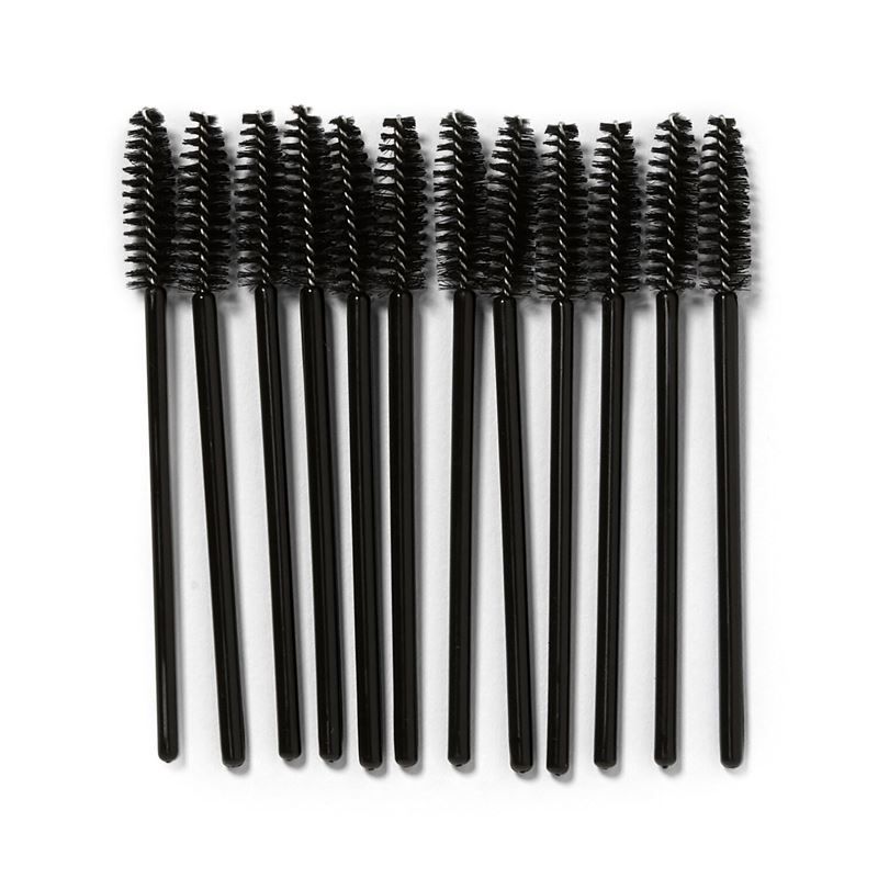 Mehrere schwarze Wimpernbürsten mit Borsten und Stiel, auf weißem Hintergrund.