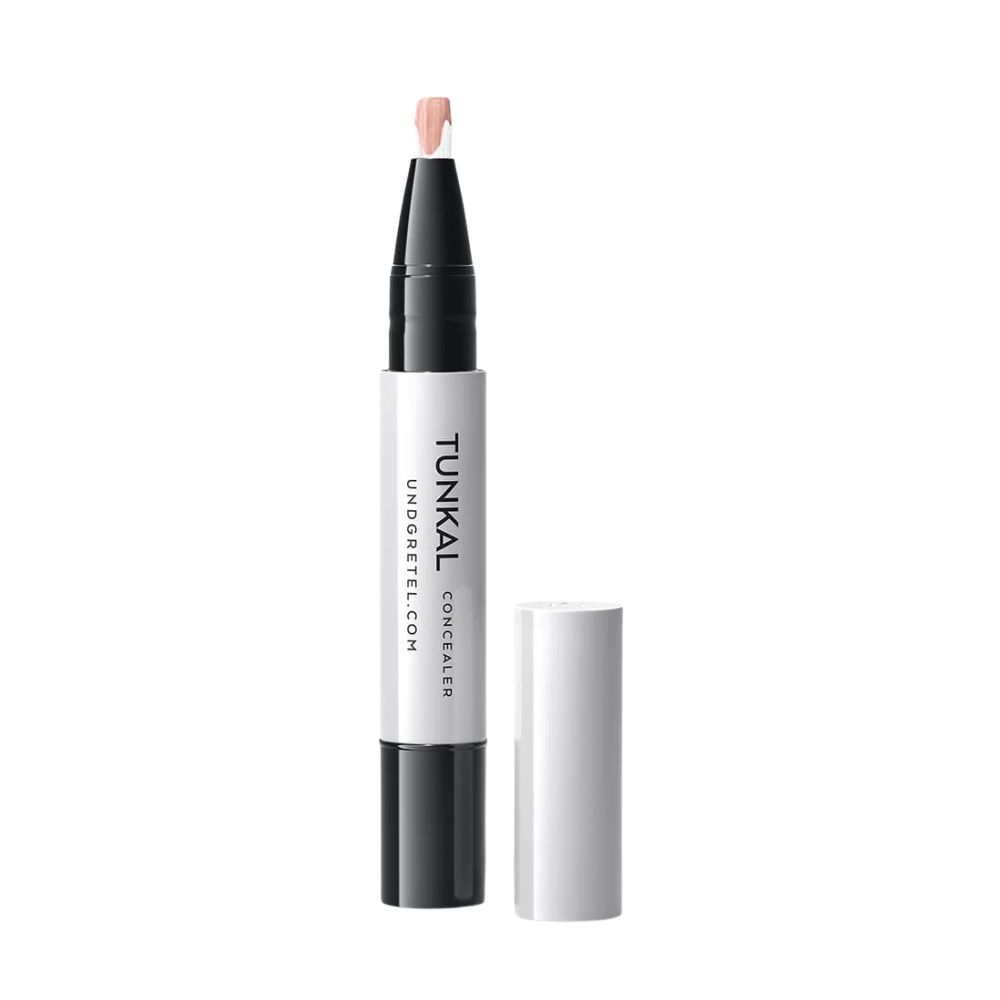 Weißer Concealer-Stift mit schwarzem Ende und Kappe. Aufschrift: Tunkal Concealer, undgretel.com. Applikator.
