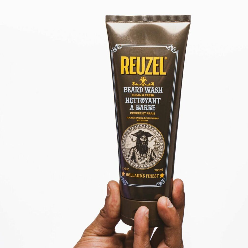 Hand hält Reuzel Bartwaschmittel Tube mit Piratenabbildung. 200ml.
