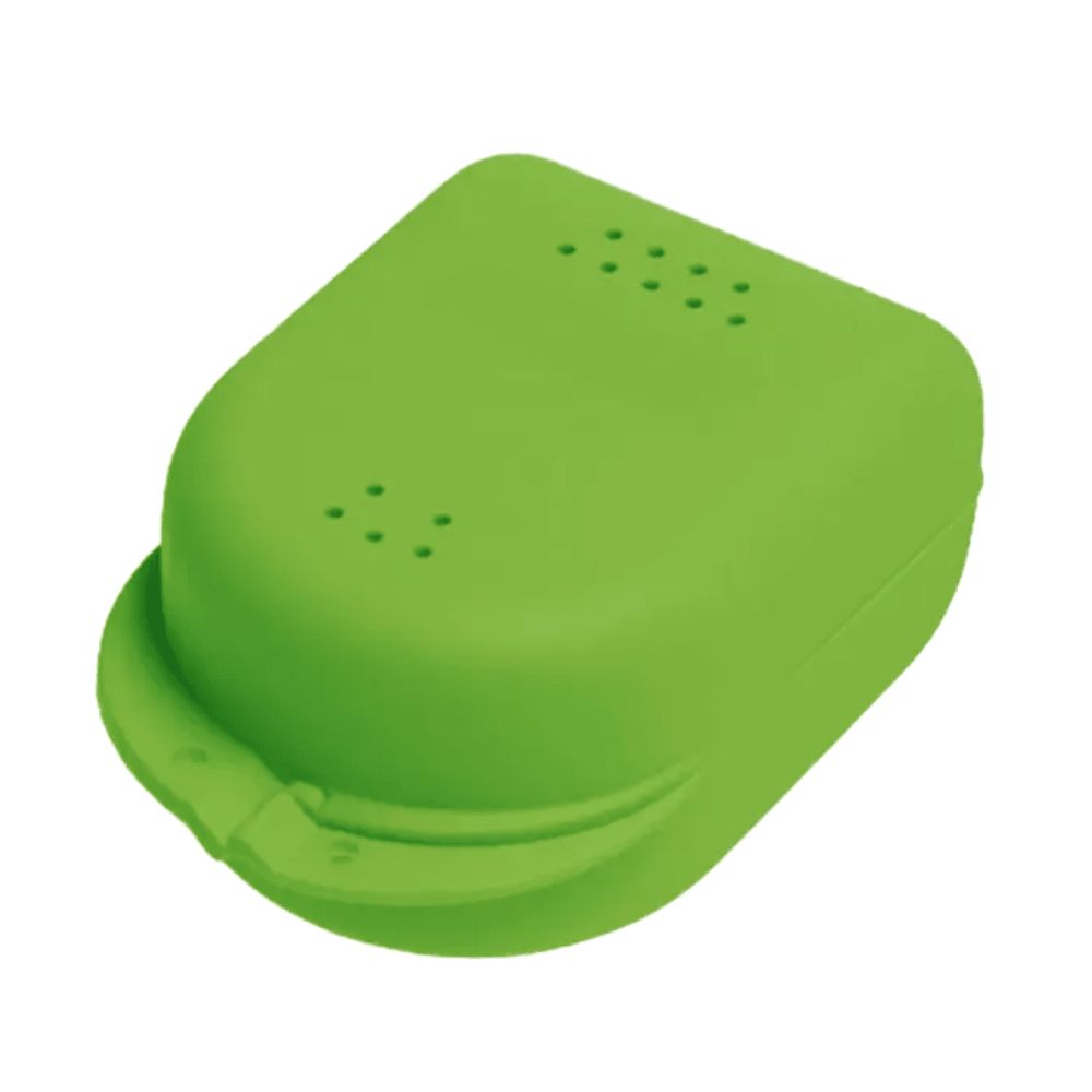 Grüne Zahnspangenbox mit Belüftungslöchern und Schnappverschluss.