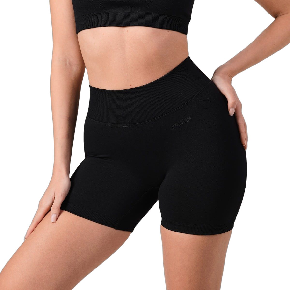 Schwarze Damen-Shorts mit hoher Taille und Gummizug, Vorderansicht.