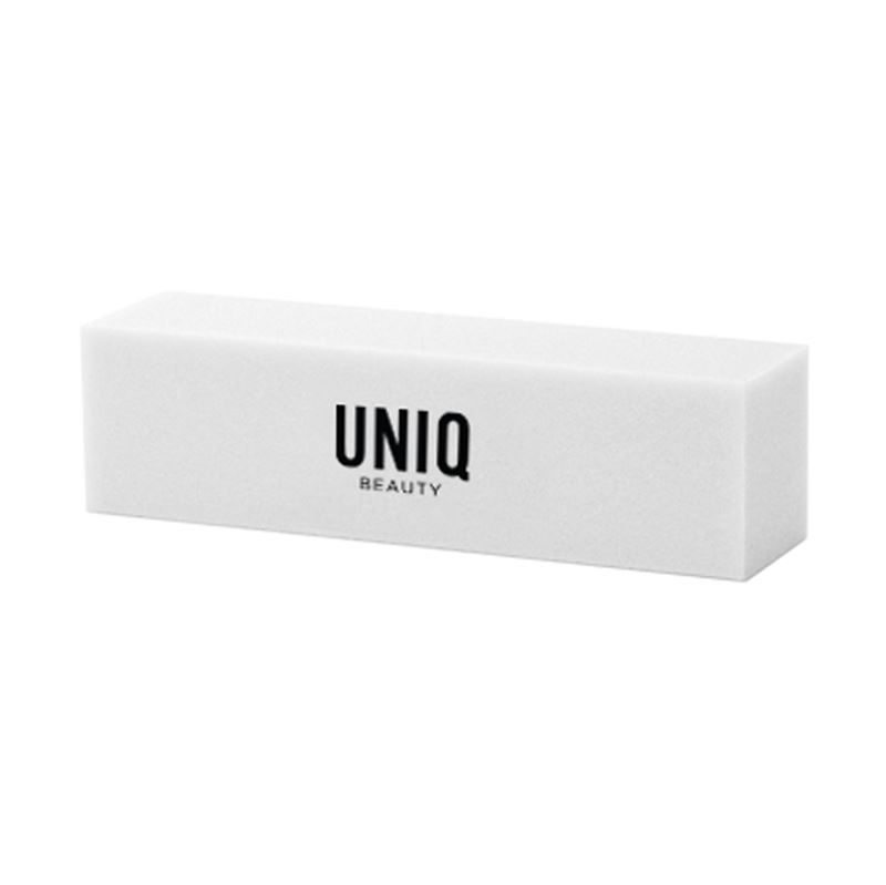 Weißer Nagelbuffer mit schwarzem "UNIQ BEAUTY"-Logo. Rechteckige Form.