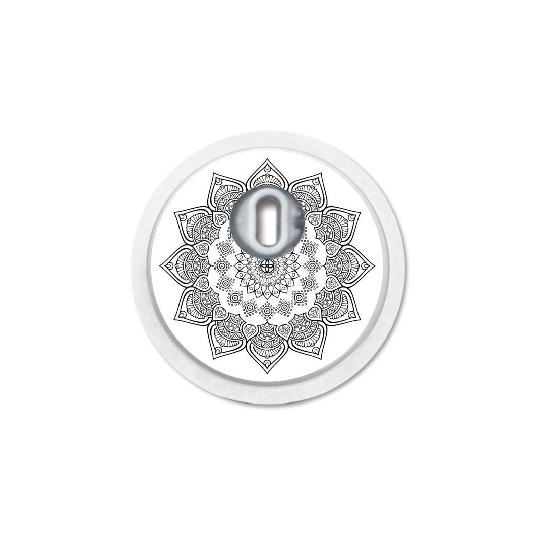 Runder Aufkleber mit Mandala-Muster und Sensor in der Mitte. Schwarz-weißes Design.