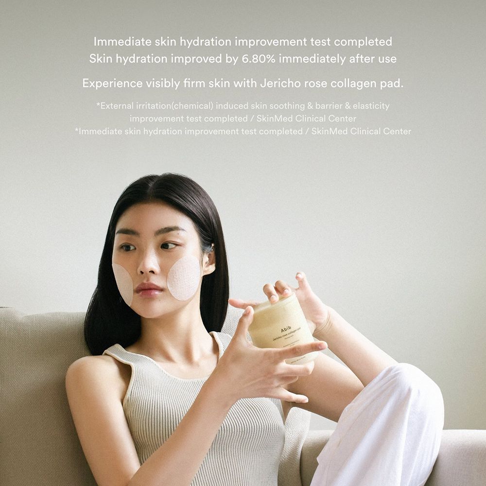 Frau hält eine Dose mit Wattepads. Pads auf den Wangen. Text: „Abib Jericho rose collagen pad“