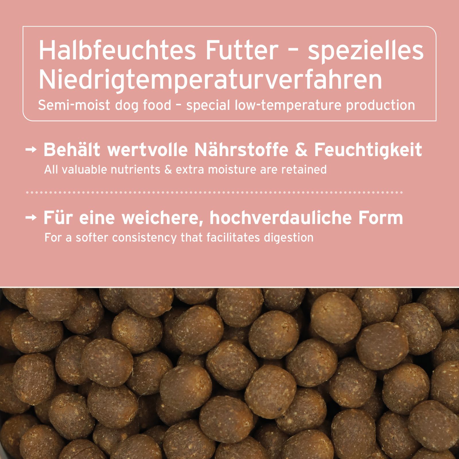 Nahaufnahme von Trockenfutter-Pellets. Text: Halbfuchtes Futter - spezielles Niedrigtemperaturverfahren. Für weichere, hochverdauliche Form.