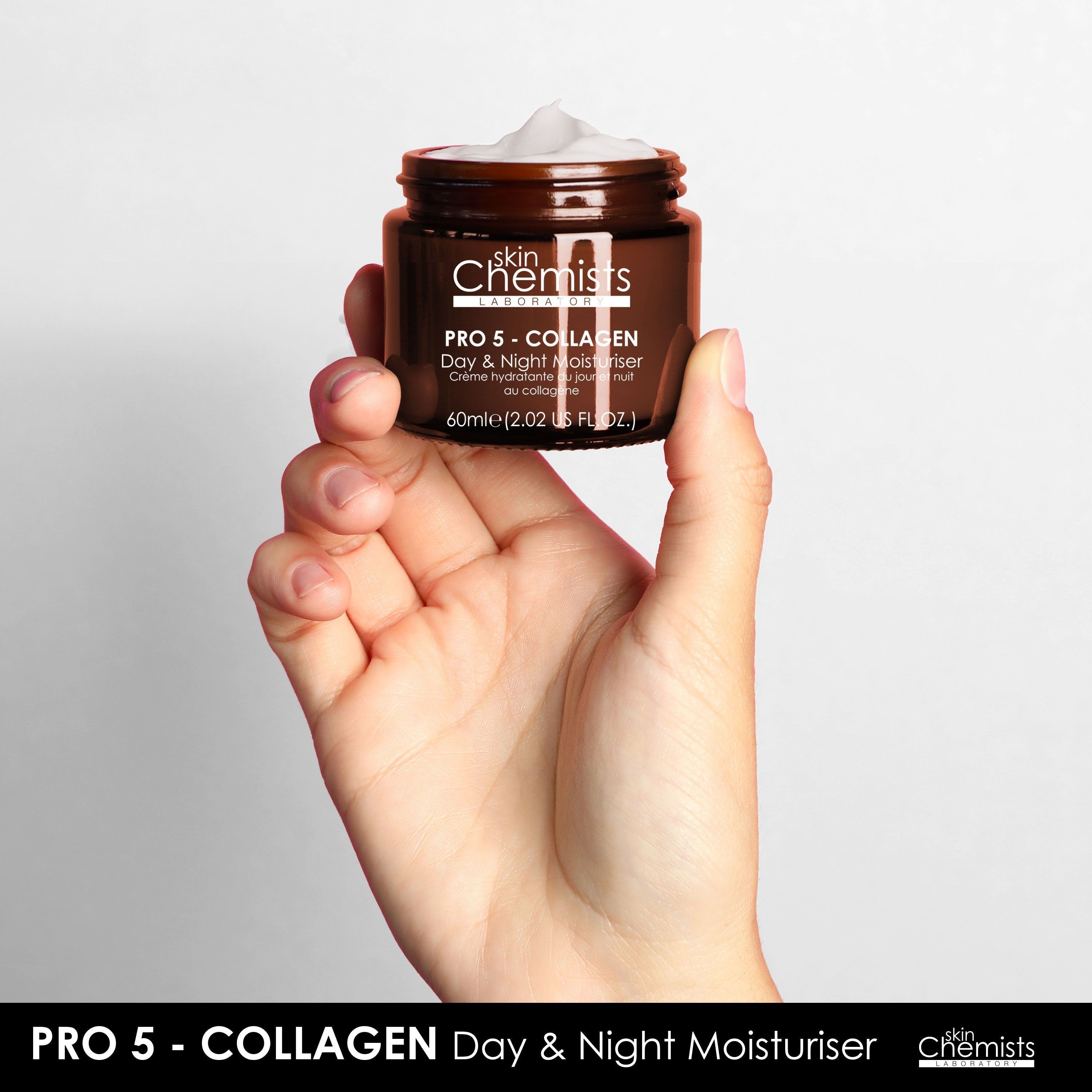 Hand hält braune Glasdose mit Creme. Aufschrift: skinChemists, PRO 5 - COLLAGEN Day & Night Moisturiser. 60ml.