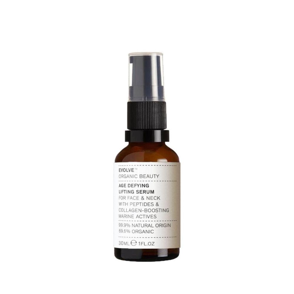 Braune Glasflasche mit schwarzem Sprühkopf. Auf dem Etikett steht "Evolve Organic Beauty Age Defying Lifting Serum".