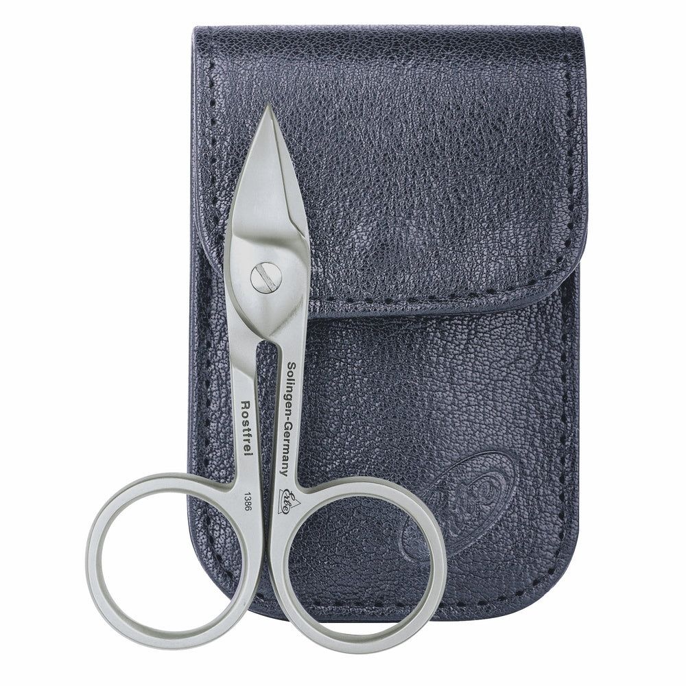 Nagelschere und Lederetui. Schere: rostfrei, mit runden Griffen. Etui: dunkelblau, mit Klappe. Logo.