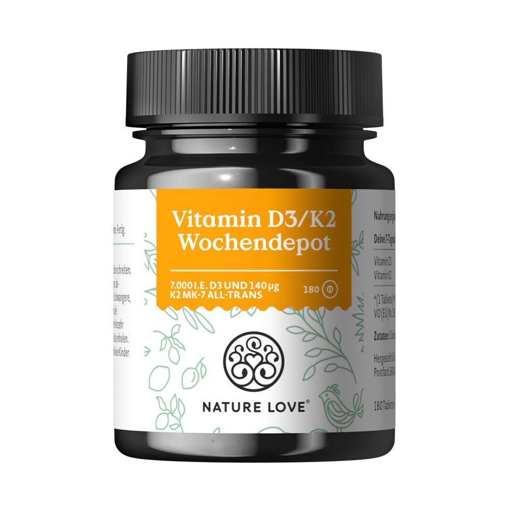 NATURE LOVE® Vitamin D3/K2 Wochen Depot. Braune Tablettenflasche mit schwarzem Deckel. Etikett mit Produktinformationen.