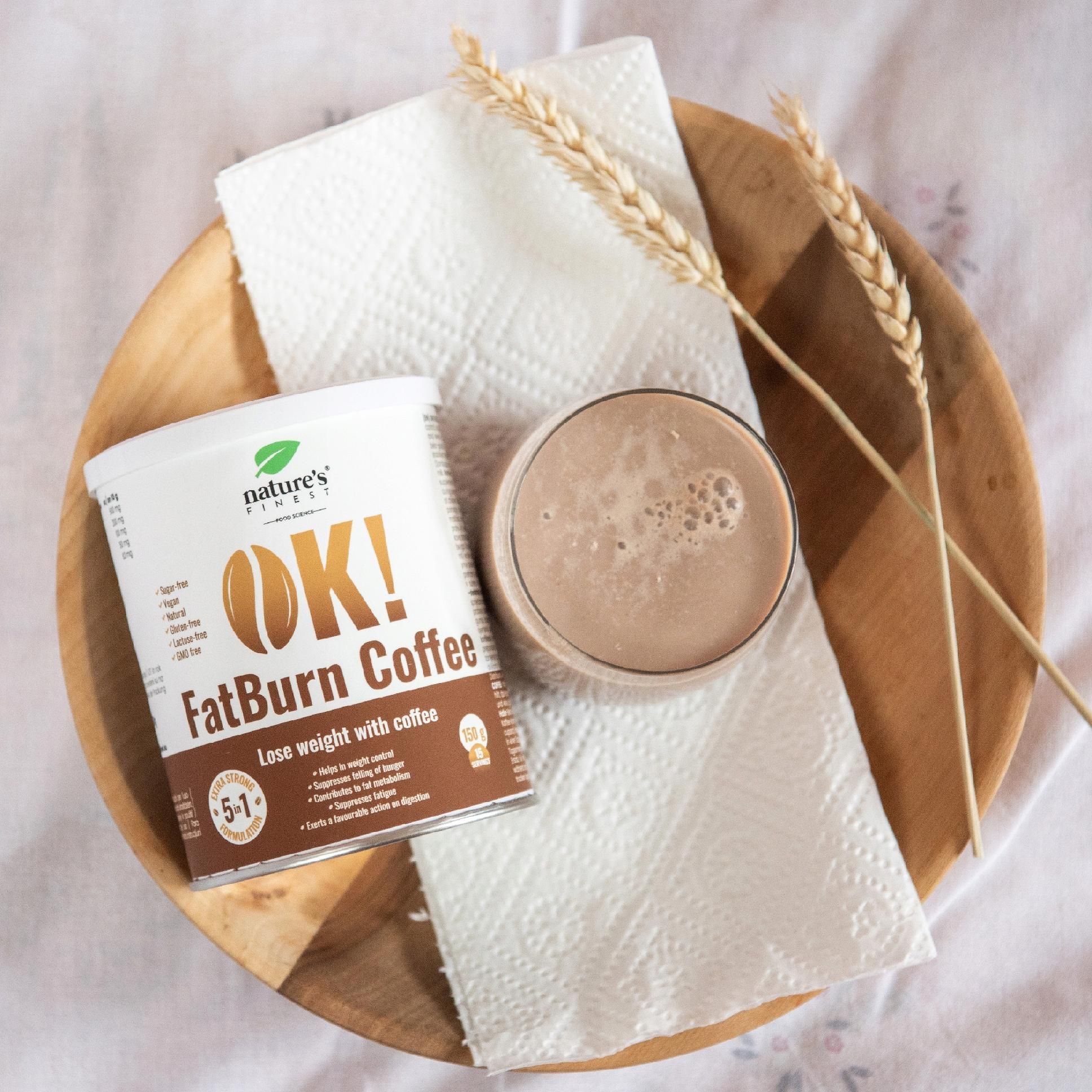 Dose OK! FatBurn Coffee neben einer Tasse Kaffee auf einem Holzteller.
