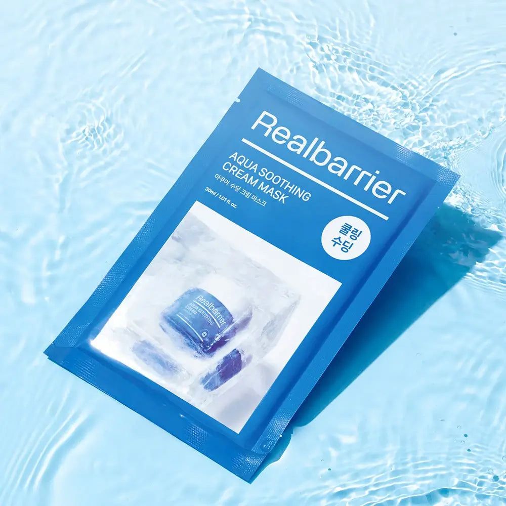 Blaues Produkt-Päckchen mit weißem Fenster. Aufschrift: Realbarrier, Aqua Soothing Cream Mask. Produkt in Wasser.