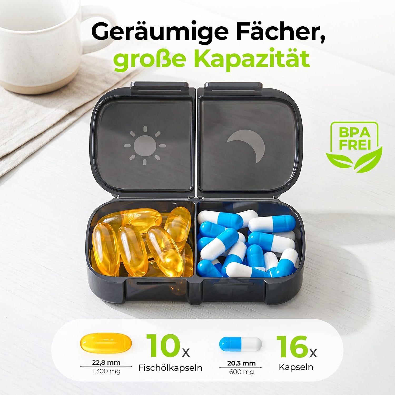 Schwarze Pillendose mit 4 Fächern, gefüllt mit Pillen und Kapseln.