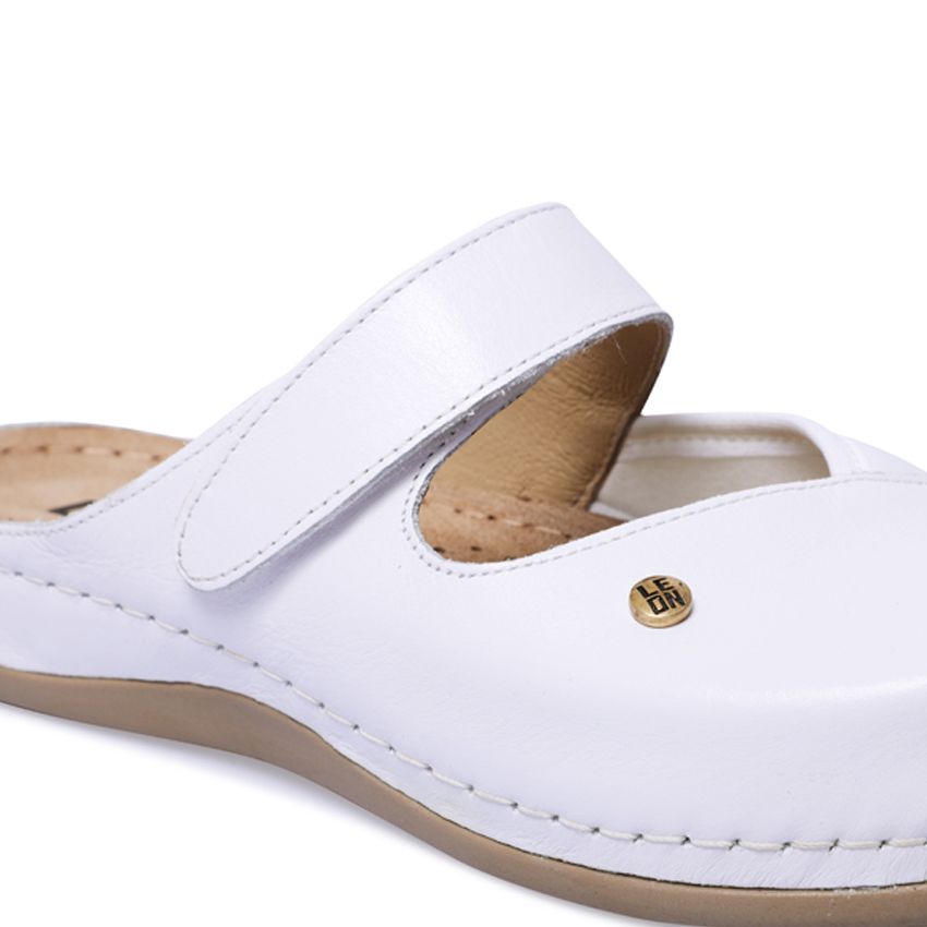 Nahaufnahme einer weißen Leder-Haluxpantolette. Sichtbar: Marke LEON, Riemen, braune Sohle. Detailansicht.