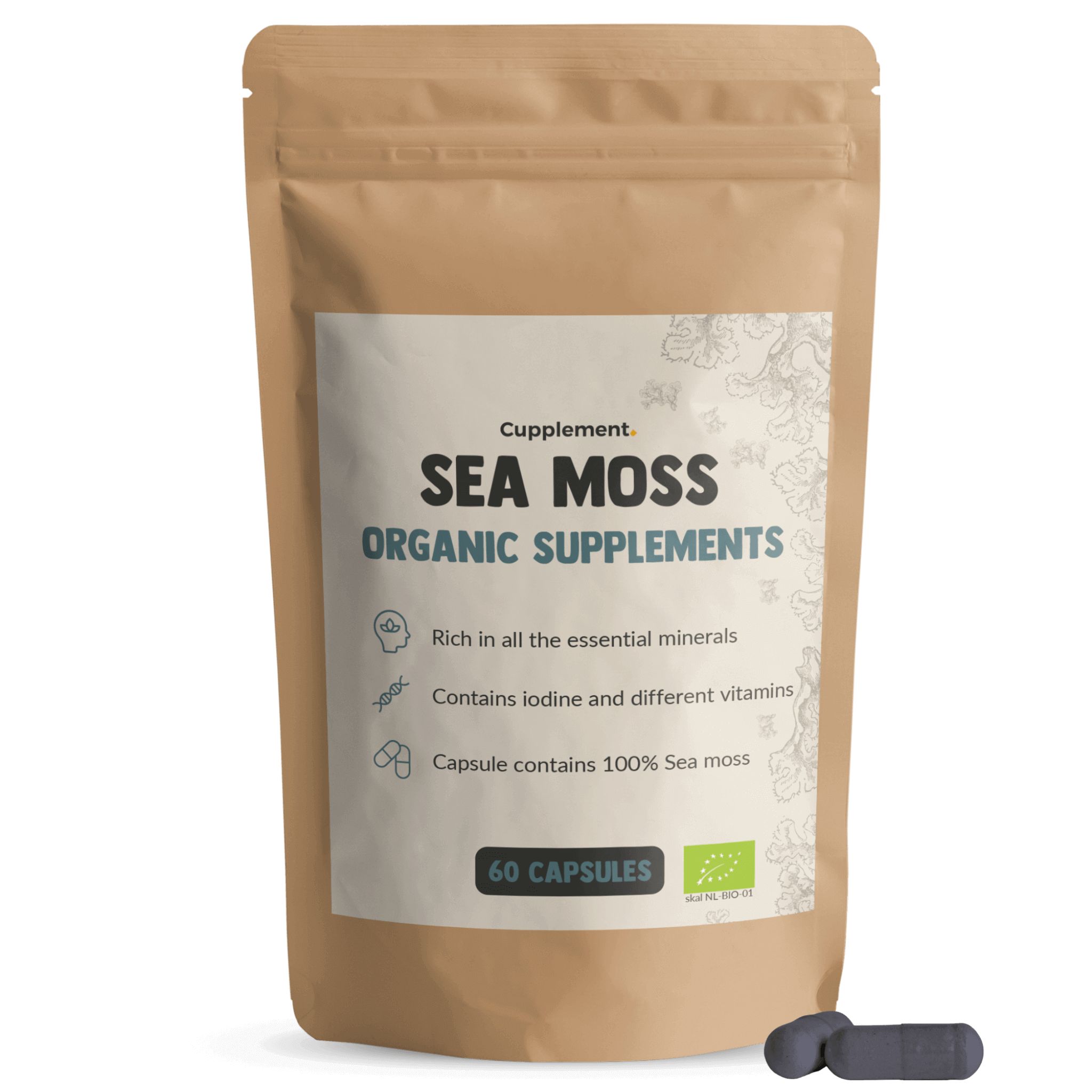 Braune Tüte mit Sea Moss Kapseln. Aufschrift: Sea Moss Organic Supplements. 60 Kapseln. Bio-Siegel. Zwei Kapseln liegen daneben.