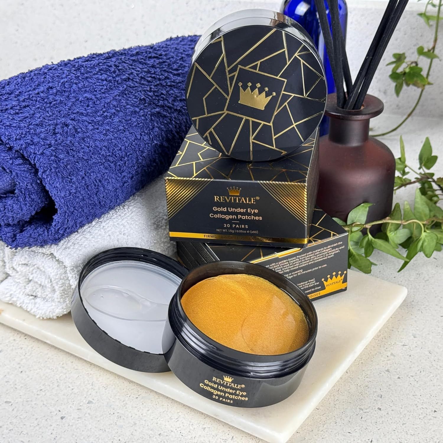 Tiegel mit goldenen Augenpads, daneben Kartons. Aufschrift: Revitale Gold Under Eye Collagen Patches, 30 Pairs.