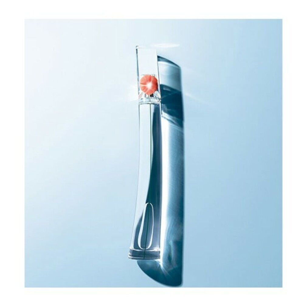 Glasflakon mit roter Blume und Schatten. Gebogene Form. Auf blauem Hintergrund.