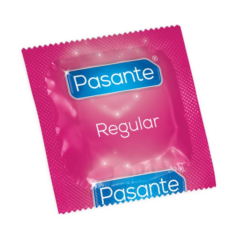 Einzeln verpacktes Kondom in rosa Folie. Pasante Regular Logo.