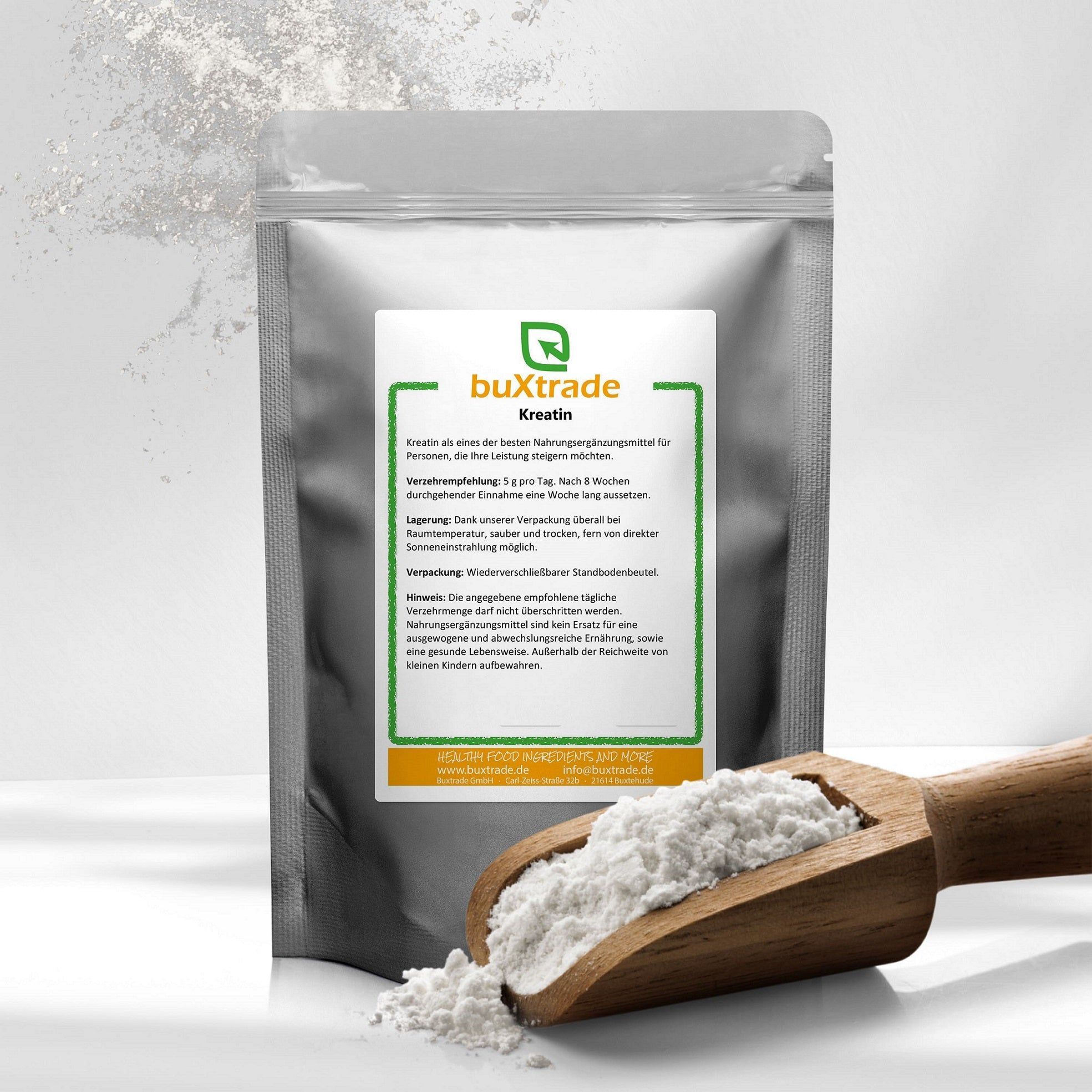 Beutel mit weißem Pulver und Holzlöffel mit Pulver. Aufkleber mit grünem Rahmen und Text: buXtrade Kreatin.
