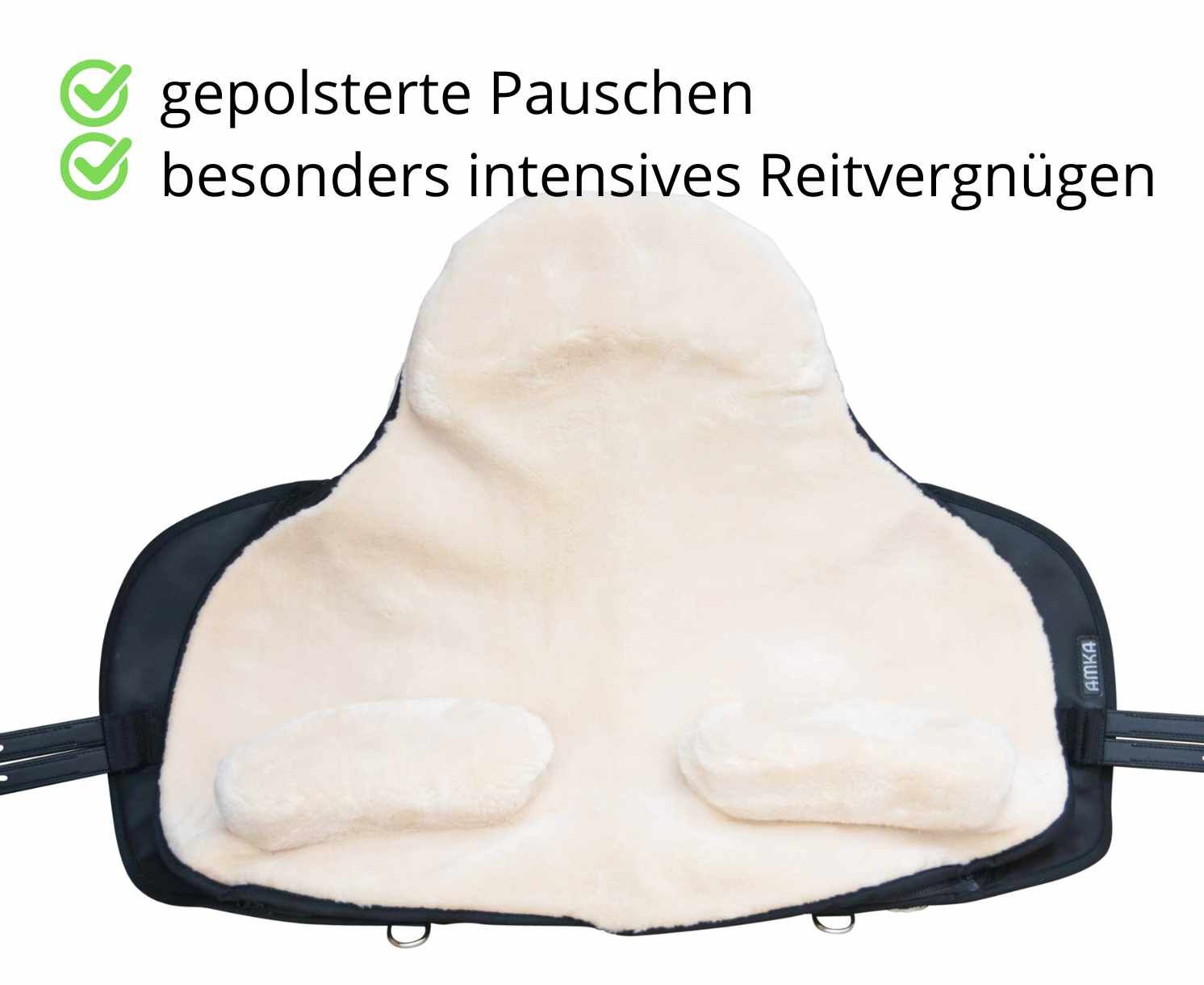 Sattel mit gepolsterten Pauschen. Besonders intensives Reitvergnügen. Cremefarbenes Fell, schwarzer Rand.
