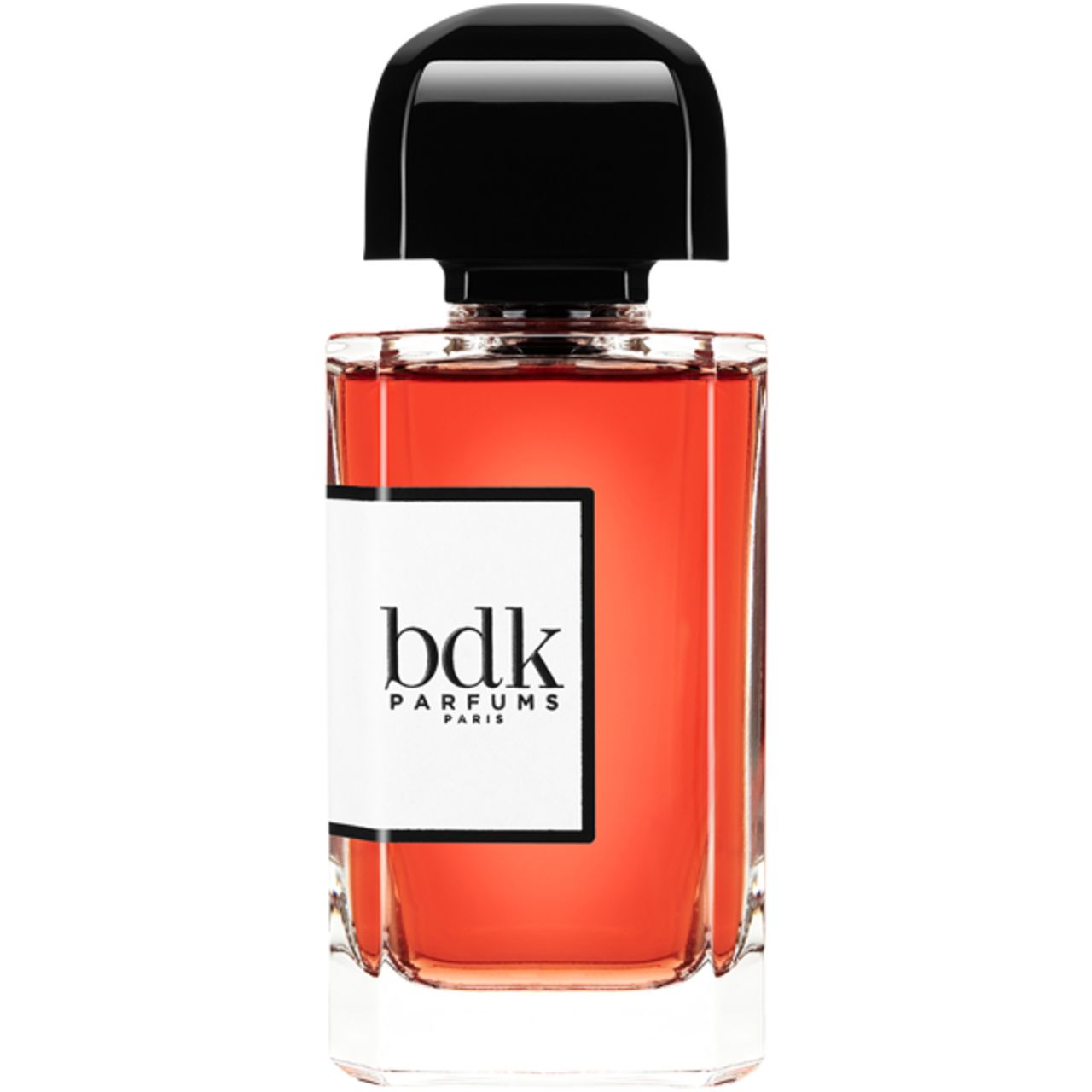 BDK Parfums Flakon mit rotem Inhalt und schwarzem Verschluss. Weißes Etikett mit Logo.
