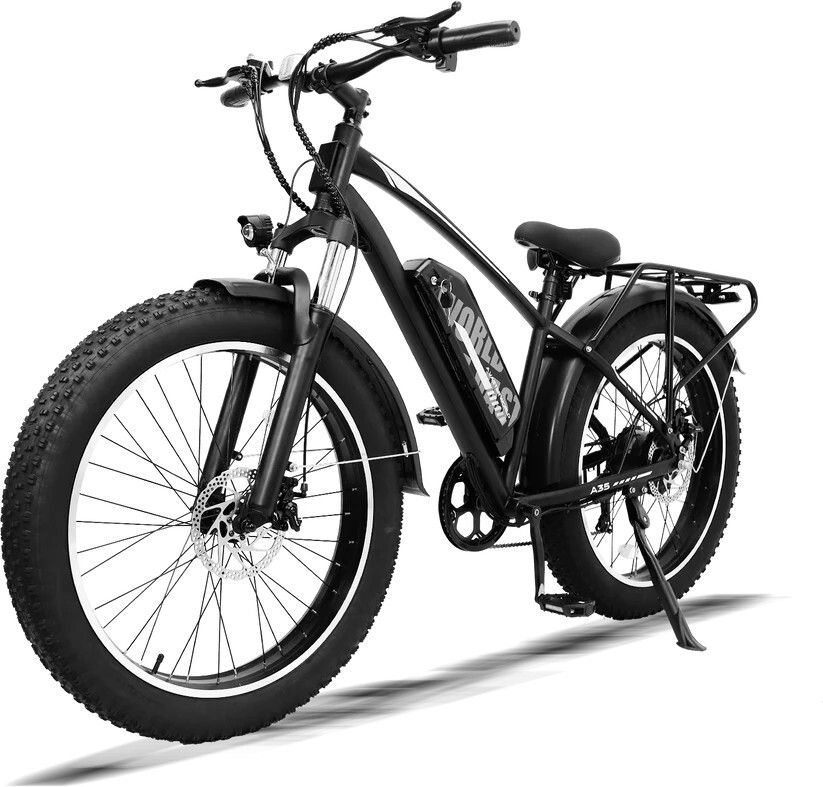 Schwarzes E-Bike mit breiten Reifen. Sichtbar: Gepäckträger, Kotflügel, Scheibenbremsen, Frontscheinwerfer, Akku.