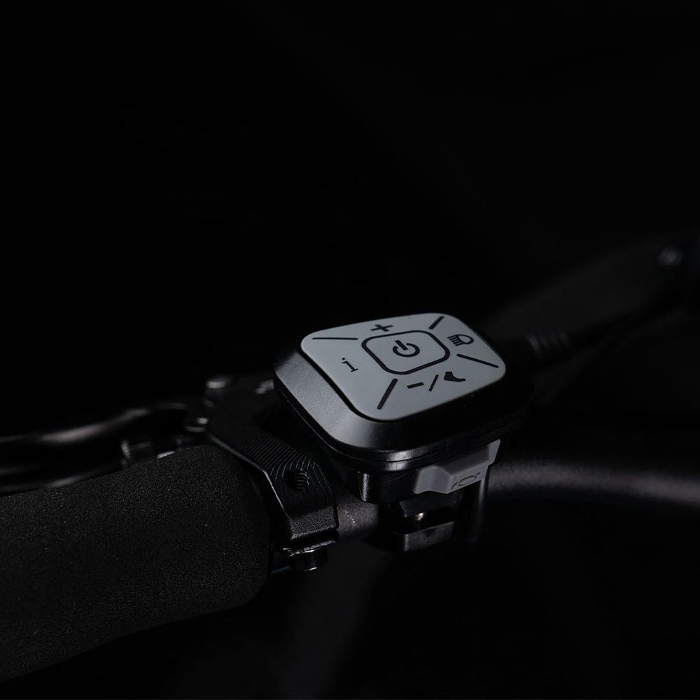 Steuerungseinheit eines E-Bikes. Mit Tasten für Ein/Aus und andere Funktionen.