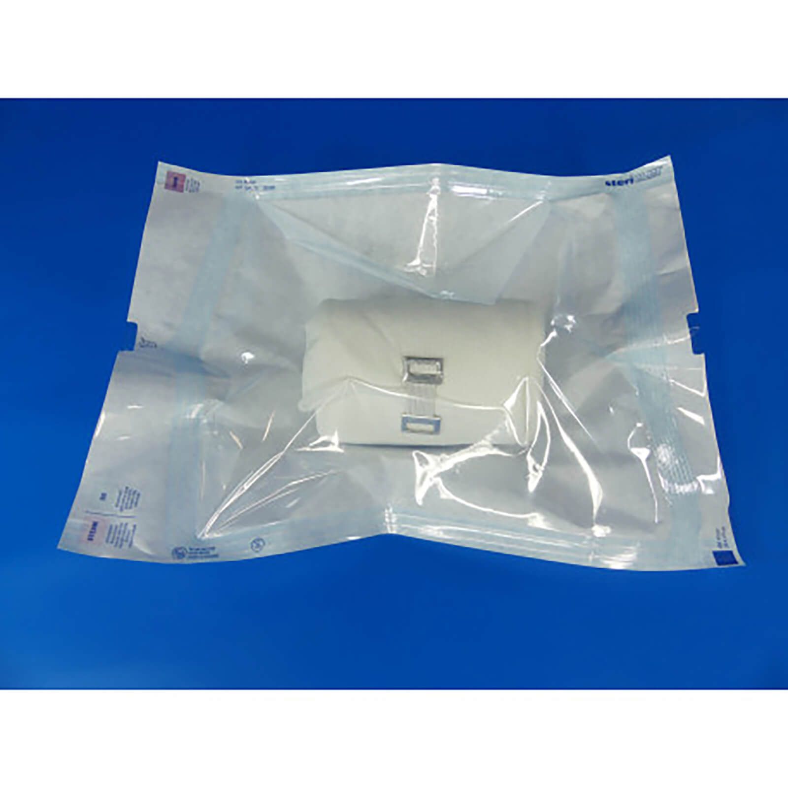 Steril verpackte Trikotschlauchbinde in transparenter Folie. Auf blauem Hintergrund.