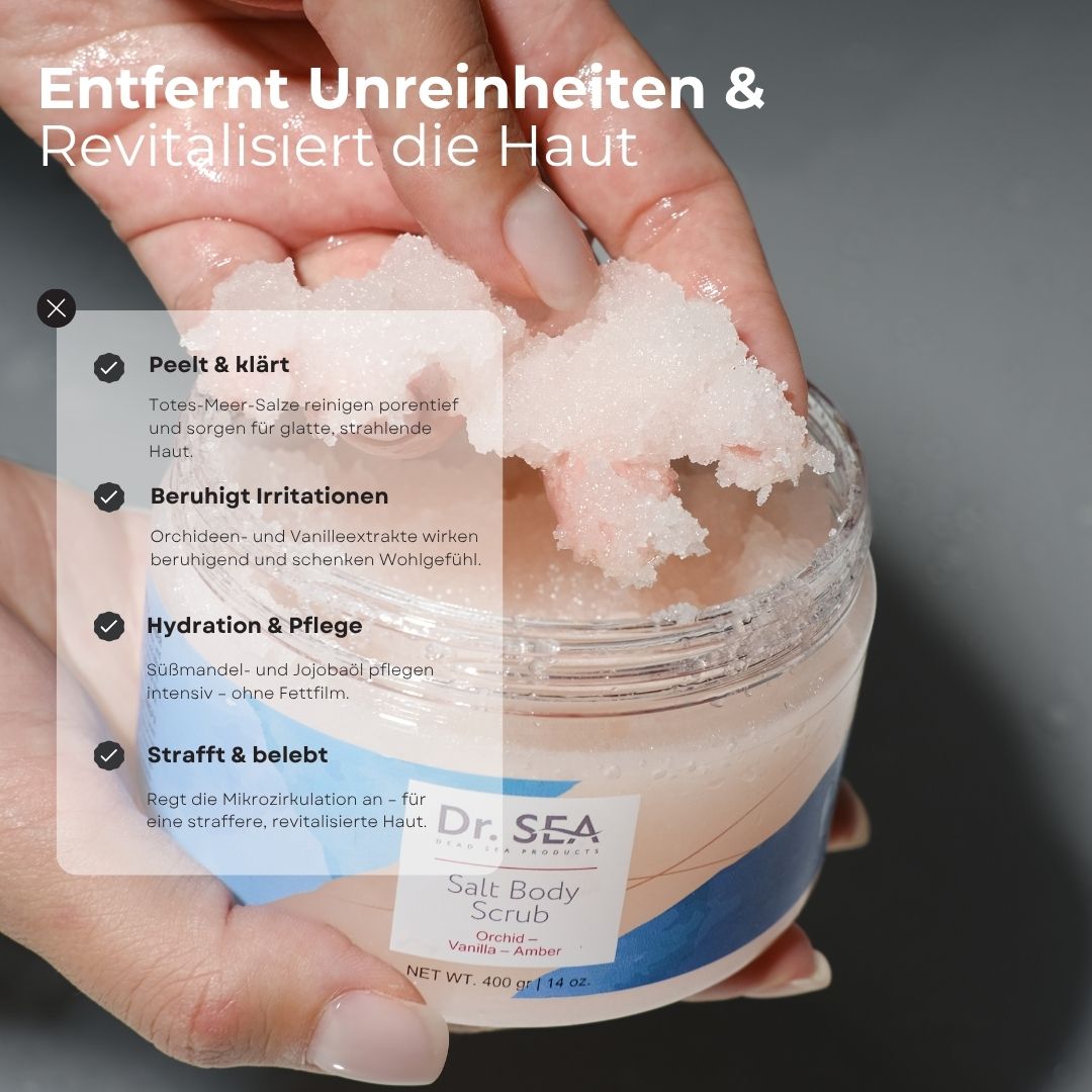 Hand hält Peeling. Text: Entfernt Unreinheiten & Revitalisiert die Haut. Produkt: Dr. SEA Salt Body Scrub.