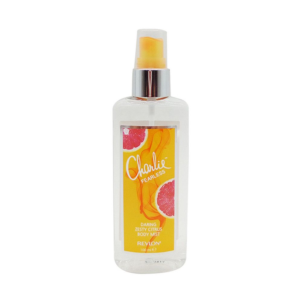 Klarer Flakon mit gelbem Etikett. Aufschrift Charlie Fearless, Daring Zesty Citrus Body Mist. Mit Sprühkopf.