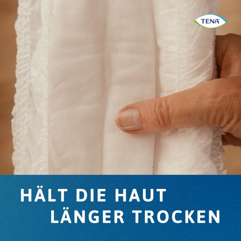 Nahaufnahme von weißem TENA Pants. Text: Hält die Haut länger trocken. TENA Logo.