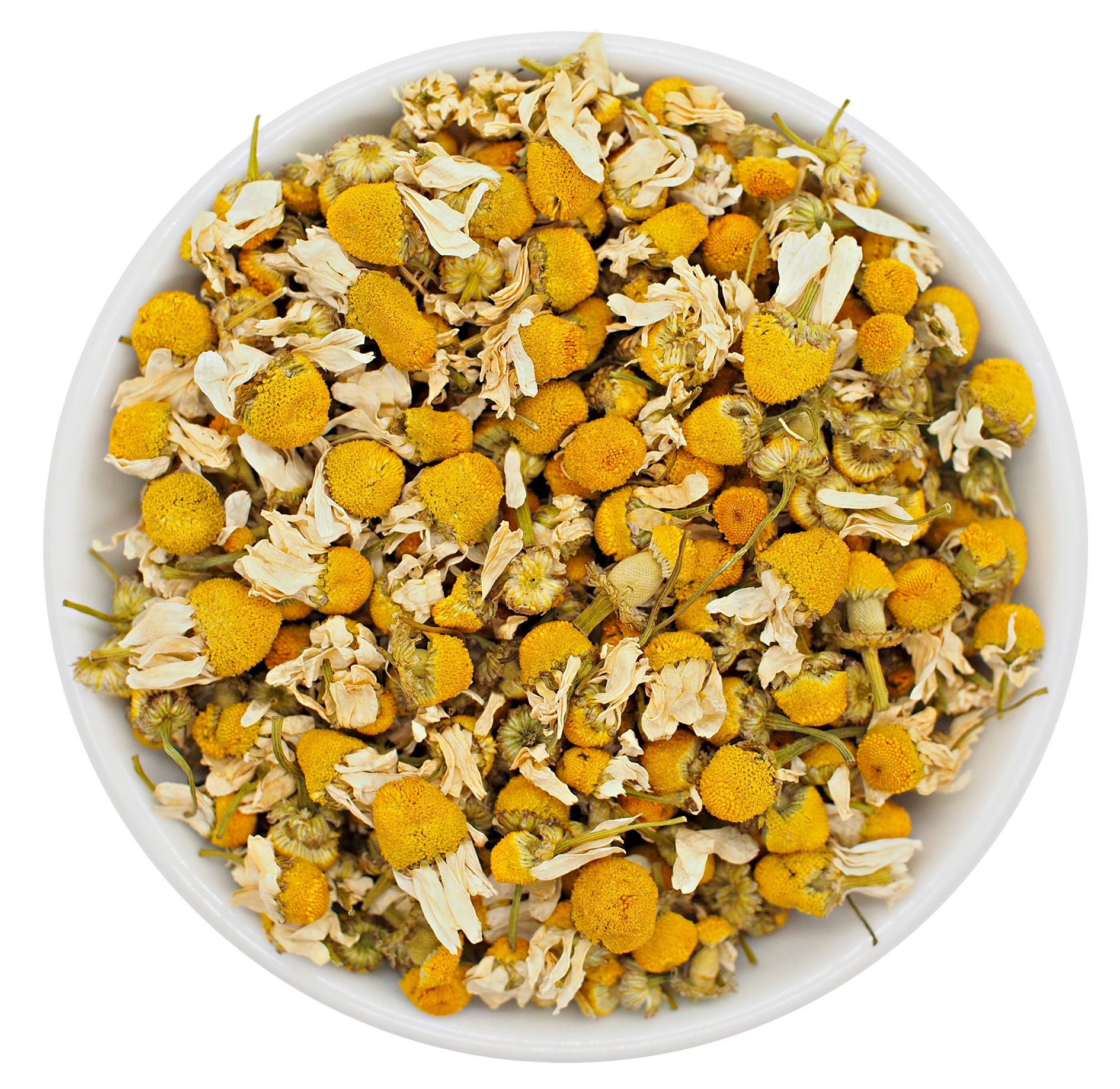 Weiße Schale gefüllt mit getrockneten Kamillenblüten. Gelbe Blütenköpfe und weiße Blütenblätter. Draufsicht.