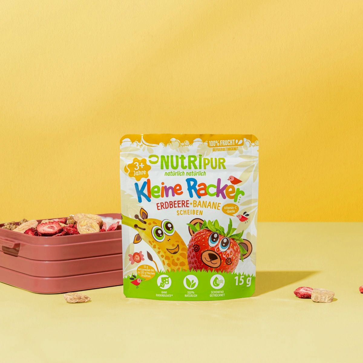 Verpackung mit gefriergetrockneten Früchten. Aufschrift: NutriPur, Kleine Racker Erdbeere-Banane. Abbildung von Giraffe und Erdbeer-Bär.