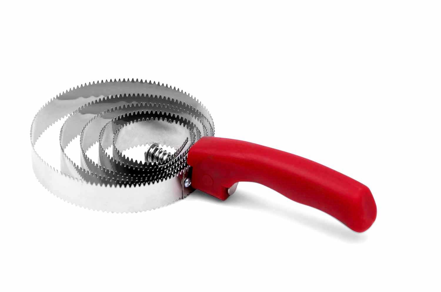 Spiralstriegel mit rotem Griff. Metallzähne in Spiralform angeordnet.