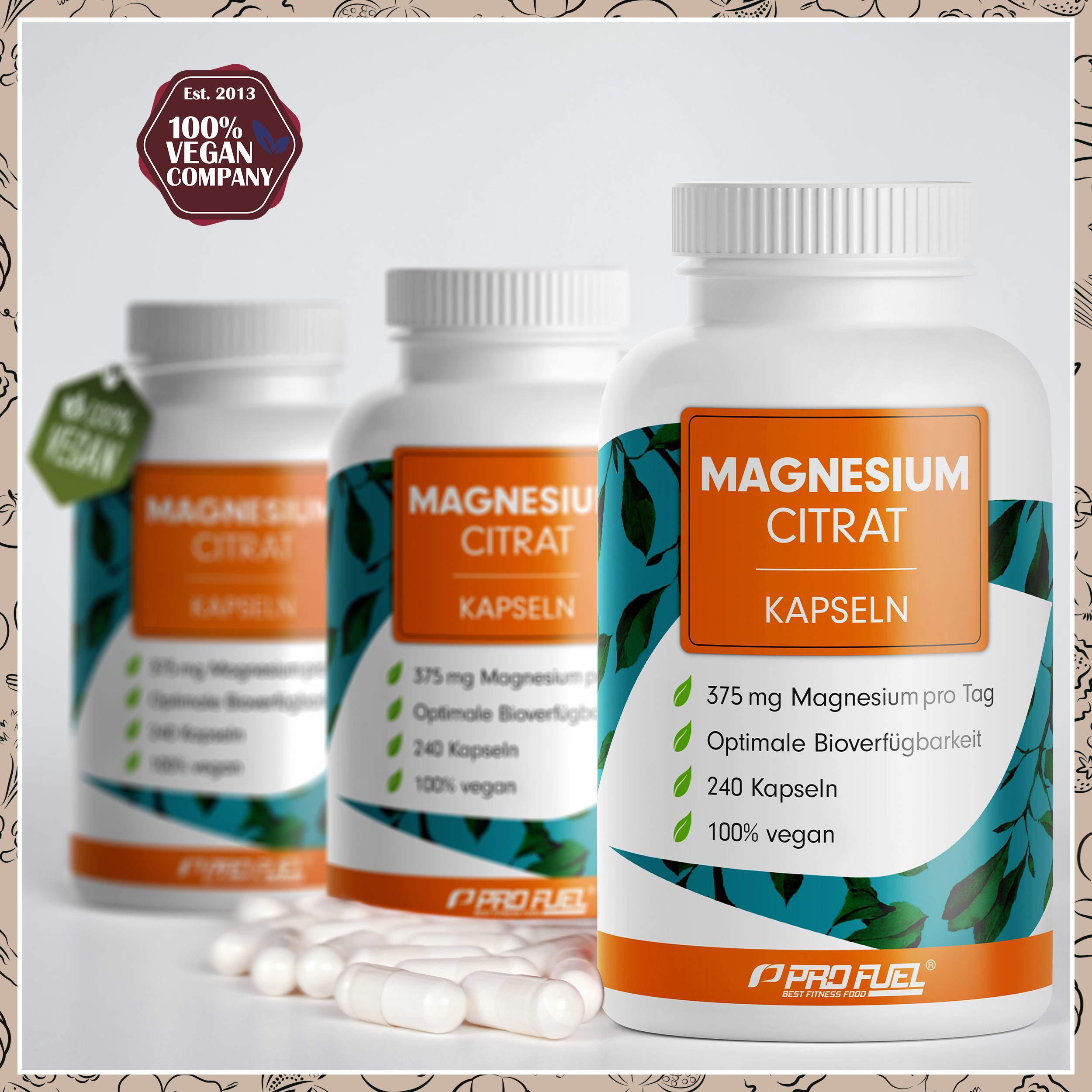 Drei weiße Flaschen mit orangefarbenen Etiketten. Aufschrift: Magnesium Citrat Kapseln. 375 mg Magnesium pro Tag, 240 Kapseln, 100% vegan.  Weiße Kapseln liegen daneben.