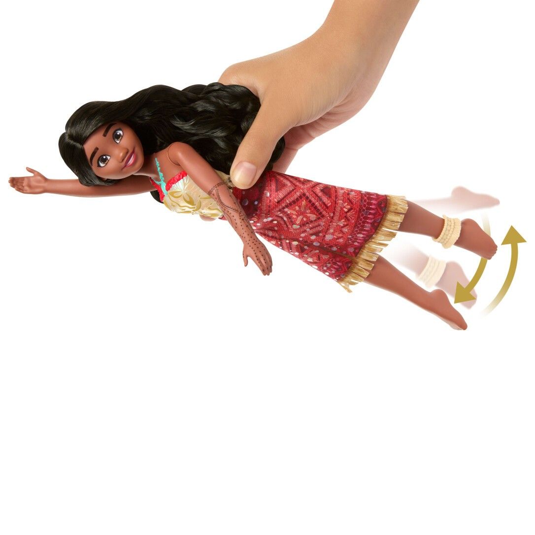 Puppe mit langen schwarzen Haaren, rotem Kleid und Armbändern. Arme und Beine sind beweglich.