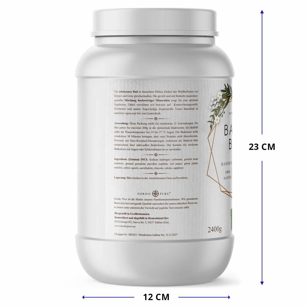 Weißer Behälter mit Produktetikett. Maße: 12x23 cm. Text: Basen Bad, 2400g. Inhaltsstoffe und Anwendungshinweise.