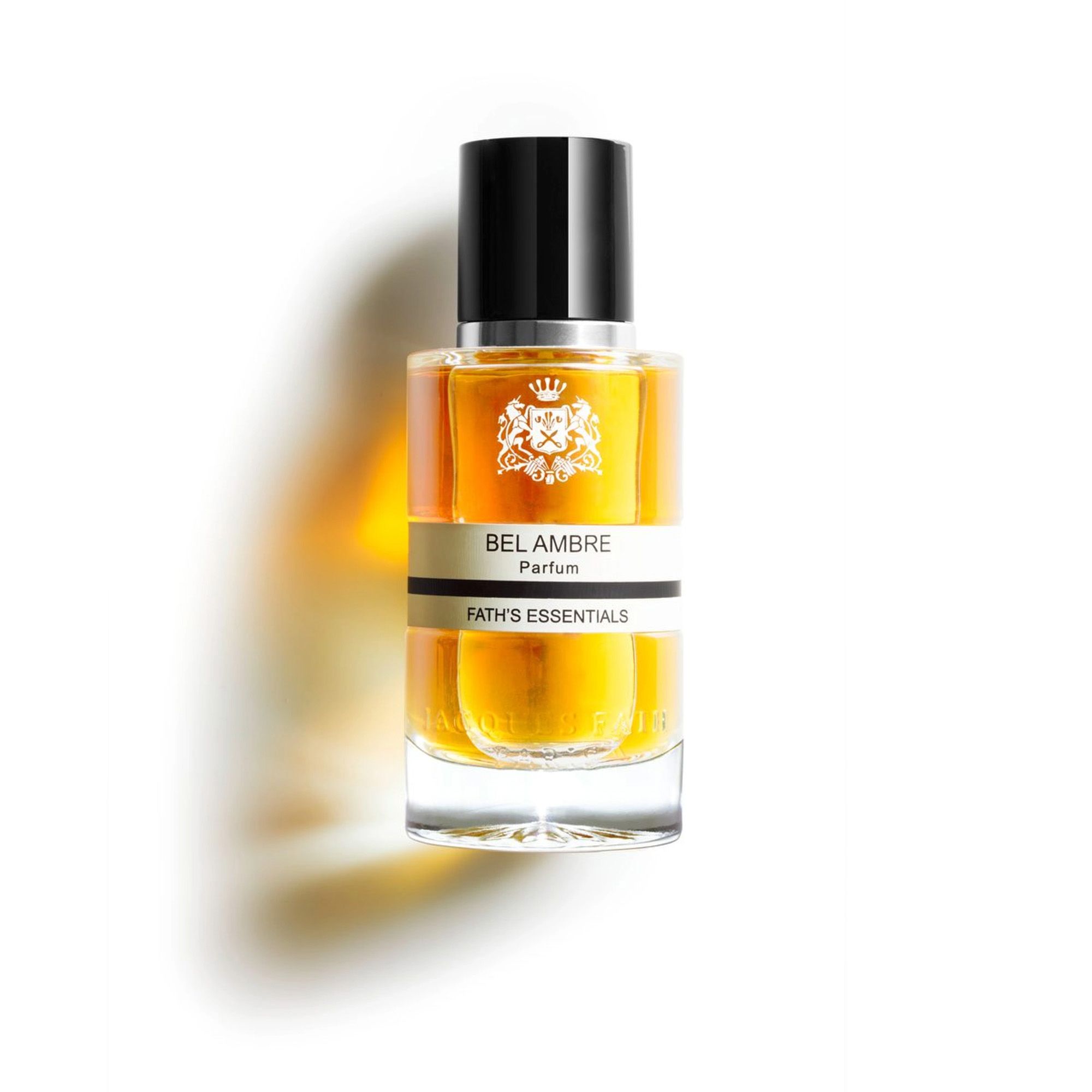 Parfümflakon mit schwarzem Deckel. Aufschrift: BEL AMBRE Parfum, FATH'S ESSENTIALS. Goldfarbene Flüssigkeit im Glas.