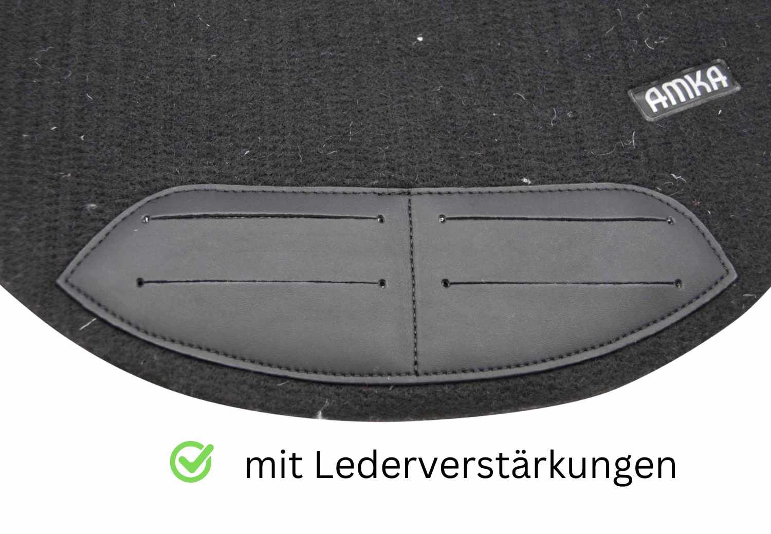 Schwarze Satteldecke mit AMKA-Logo. Lederverstärkungen. Grüne Häkchen.