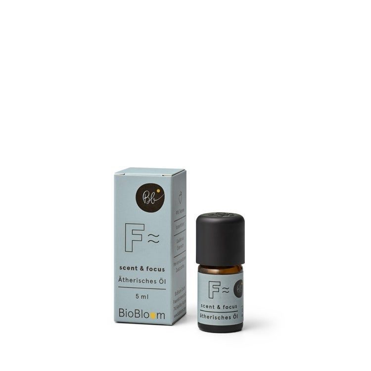 Braune Glasflasche mit schwarzem Deckel und hellblauer Verpackung. Aufschrift: scent & focus, Ätherisches Öl, 5 ml. Marke: BioBloom.