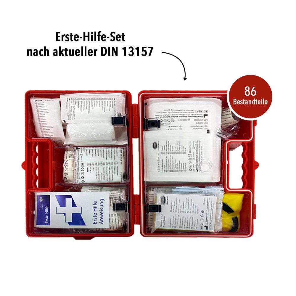 Geöffneter roter Erste-Hilfe-Kasten mit 86 Bestandteilen. Inhalt sichtbar.