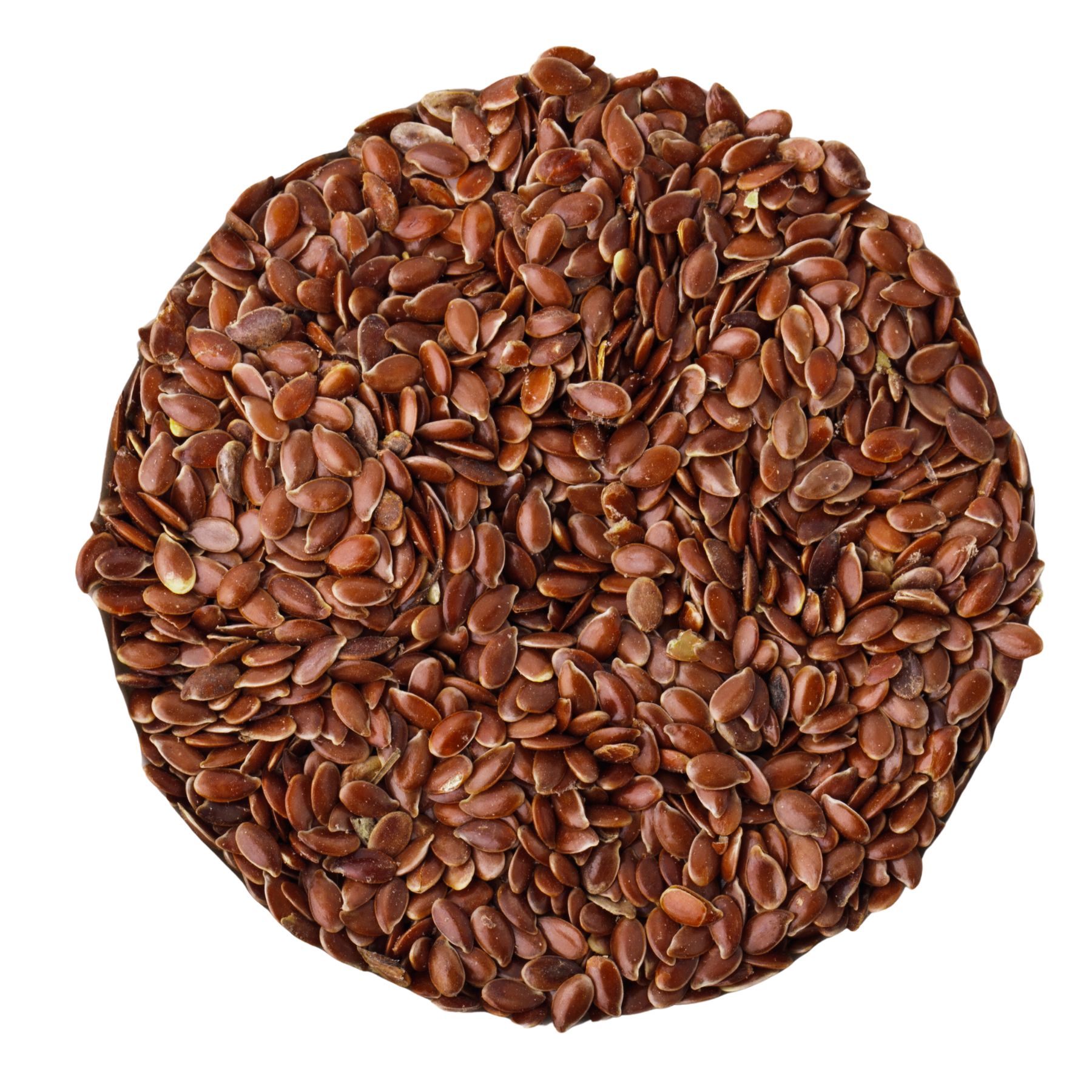 Kreisförmige Anordnung von braunen Leinsamen auf weißem Hintergrund. Einzelne Samen deutlich sichtbar.