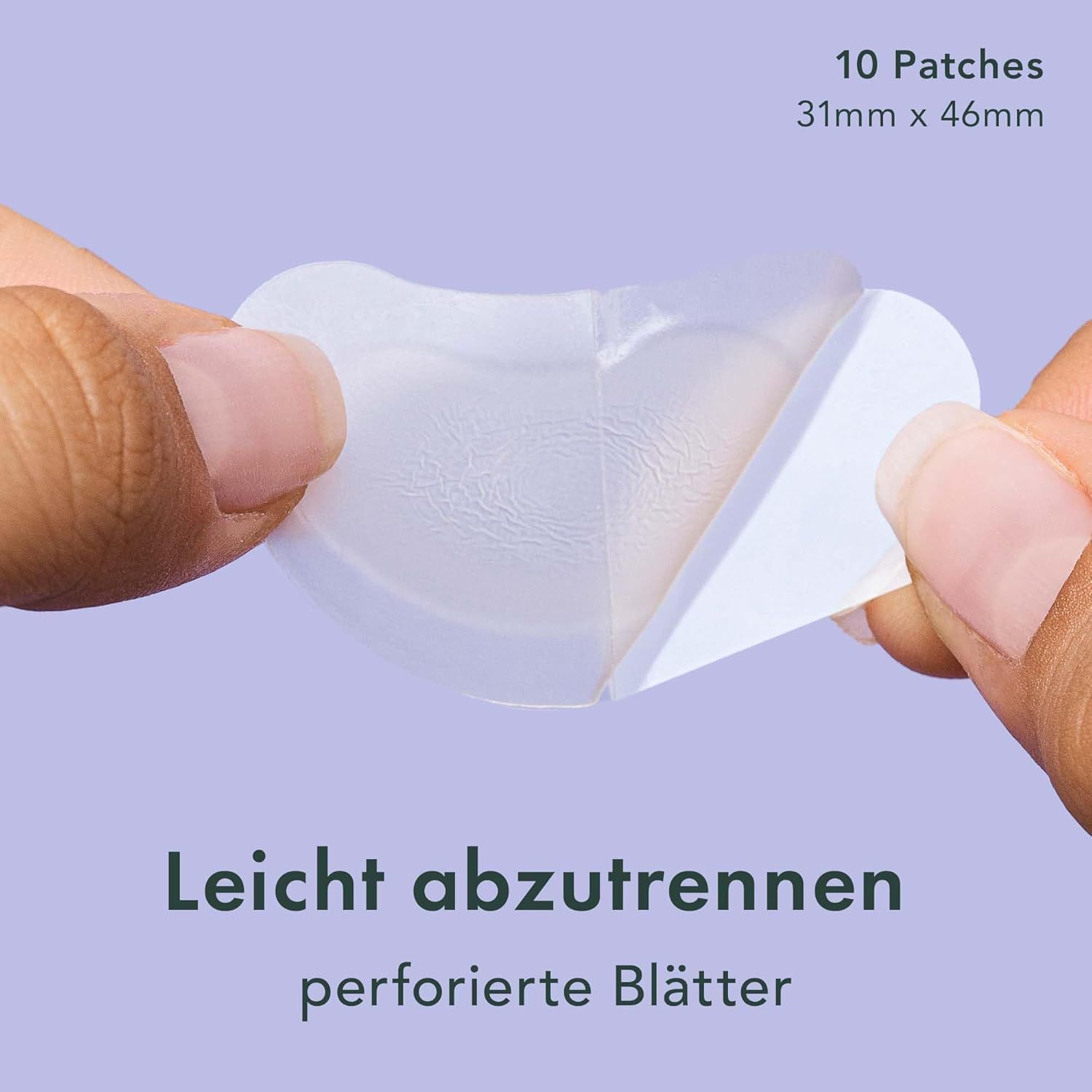 Hände halten ein durchsichtiges Pflaster. Text: Leicht abzutrennen, perforierte Blätter. Pflasterform: Halbmond.
