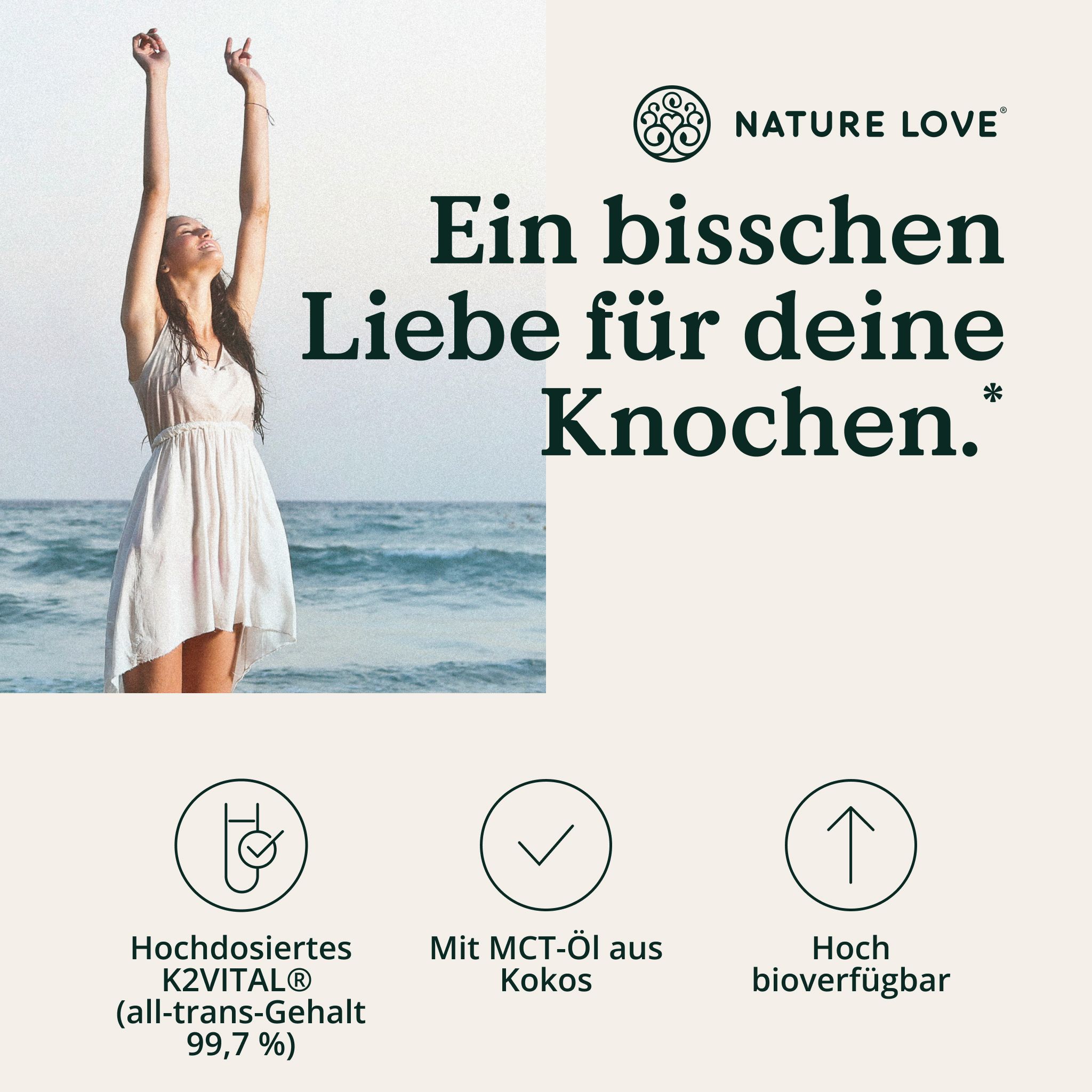 Frau am Strand mit erhobenen Armen, neben Icons für K2VITAL, MCT-Öl und Bioverfügbarkeit.