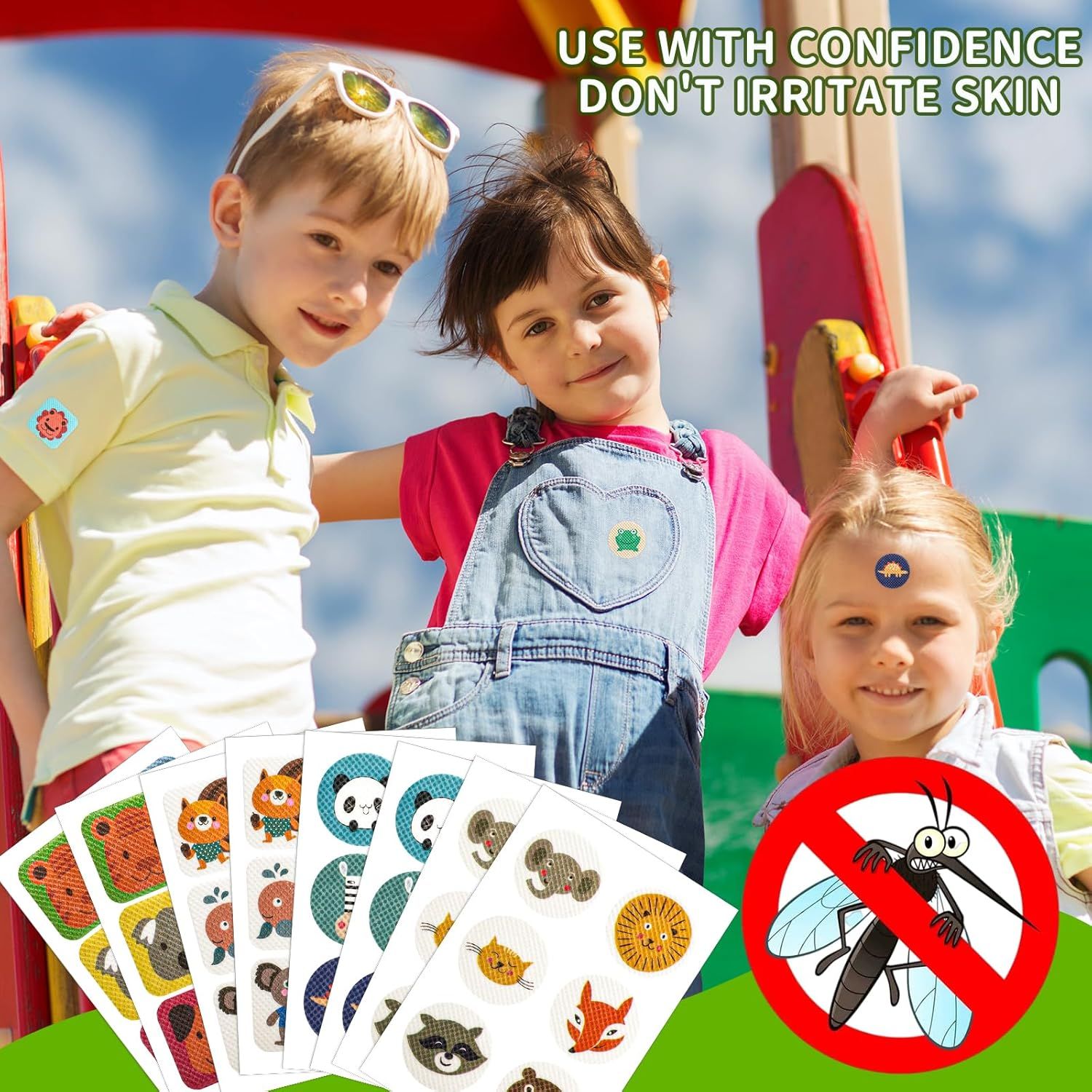 Kinder mit Aufklebern auf der Kleidung. Aufkleber mit Tierdesigns. Rotes Mückensymbol mit durchgestrichener Mücke.