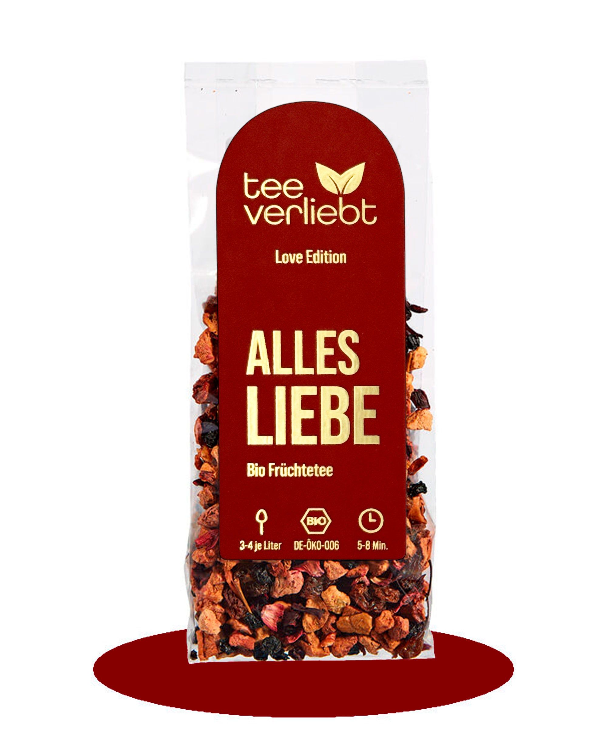 Transparente Tüte mit losem Früchtetee. Rotes Etikett mit "tee verliebt", "Alles Liebe" und Bio-Siegel. Enthält lose Früchte.