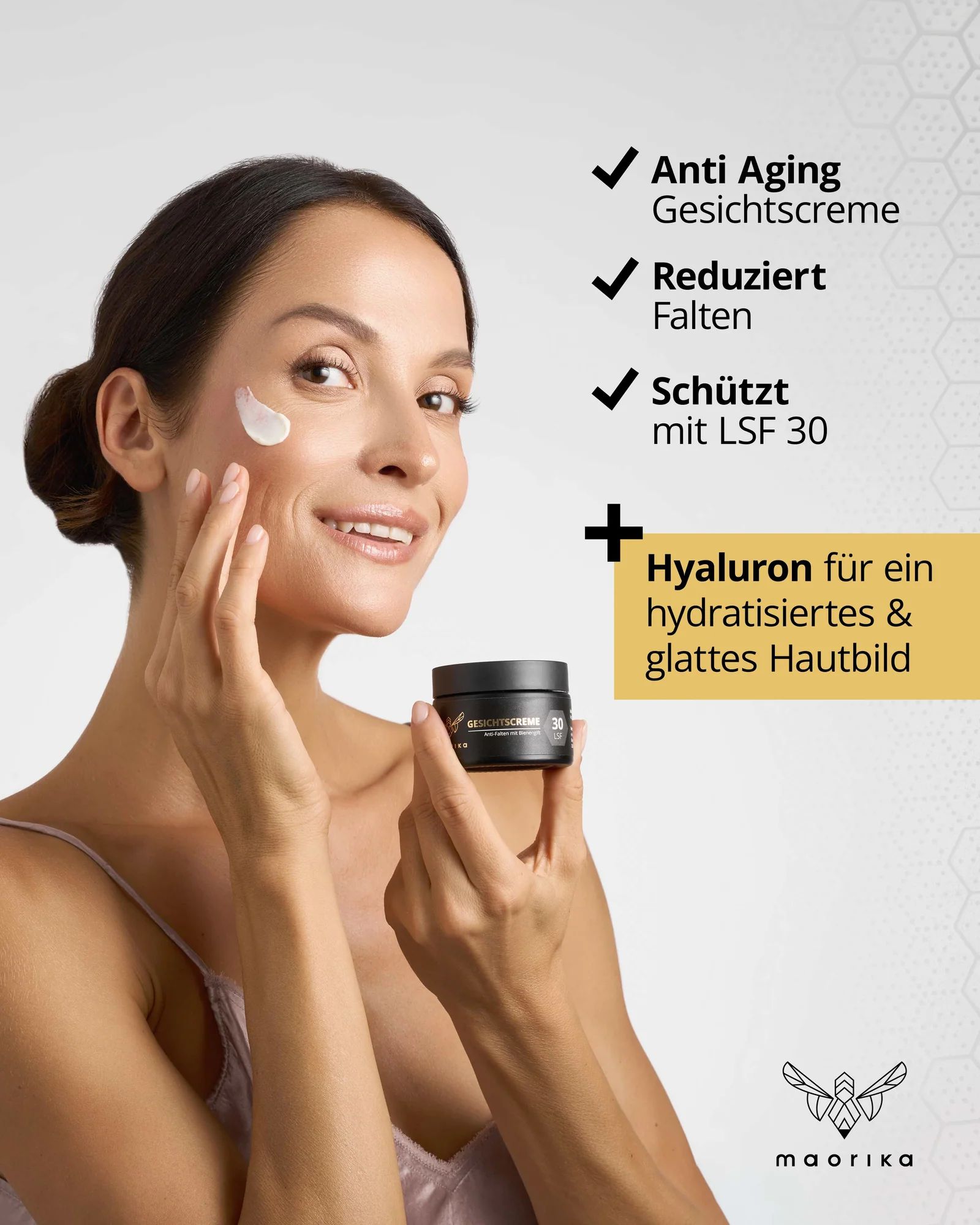 Frau trägt Creme auf. Produkt: GESICHTSCREME, Anti-Falten mit Bienengift, LSF30. Text: Anti-Aging, reduziert Falten, schützt mit LSF30.