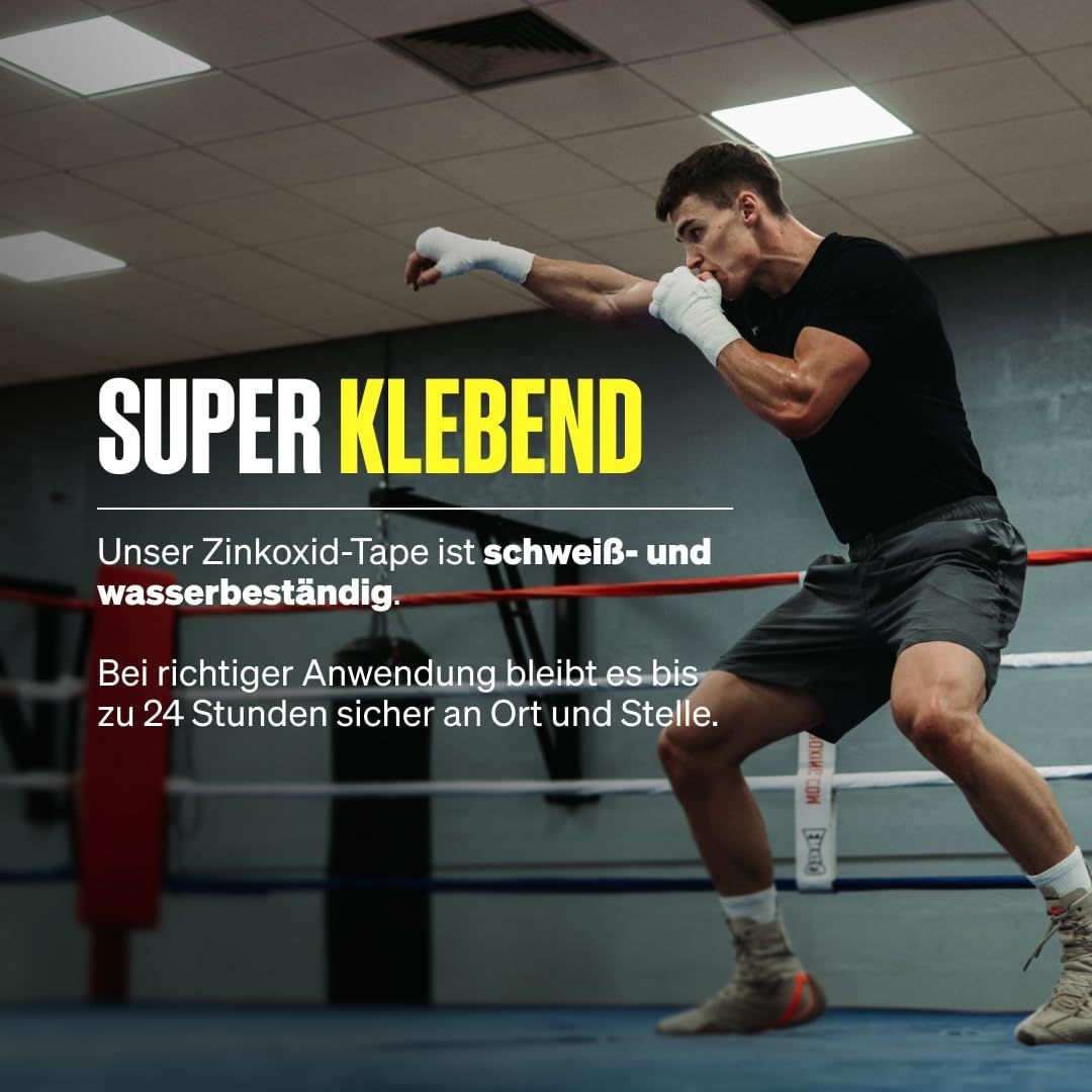 Boxer mit weißem Tape an den Händen im Ring. Stark haftendes Zinkoxid-Tape.