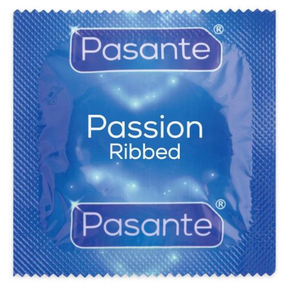 Einzelnes Kondom in blauer Folie. Marke Pasante, Modell Passion Ribbed. Rippen-Design.